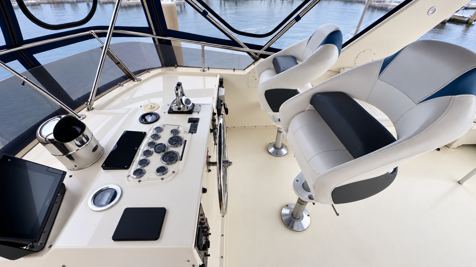 Flybridge Helm with Dual Captain Chairs