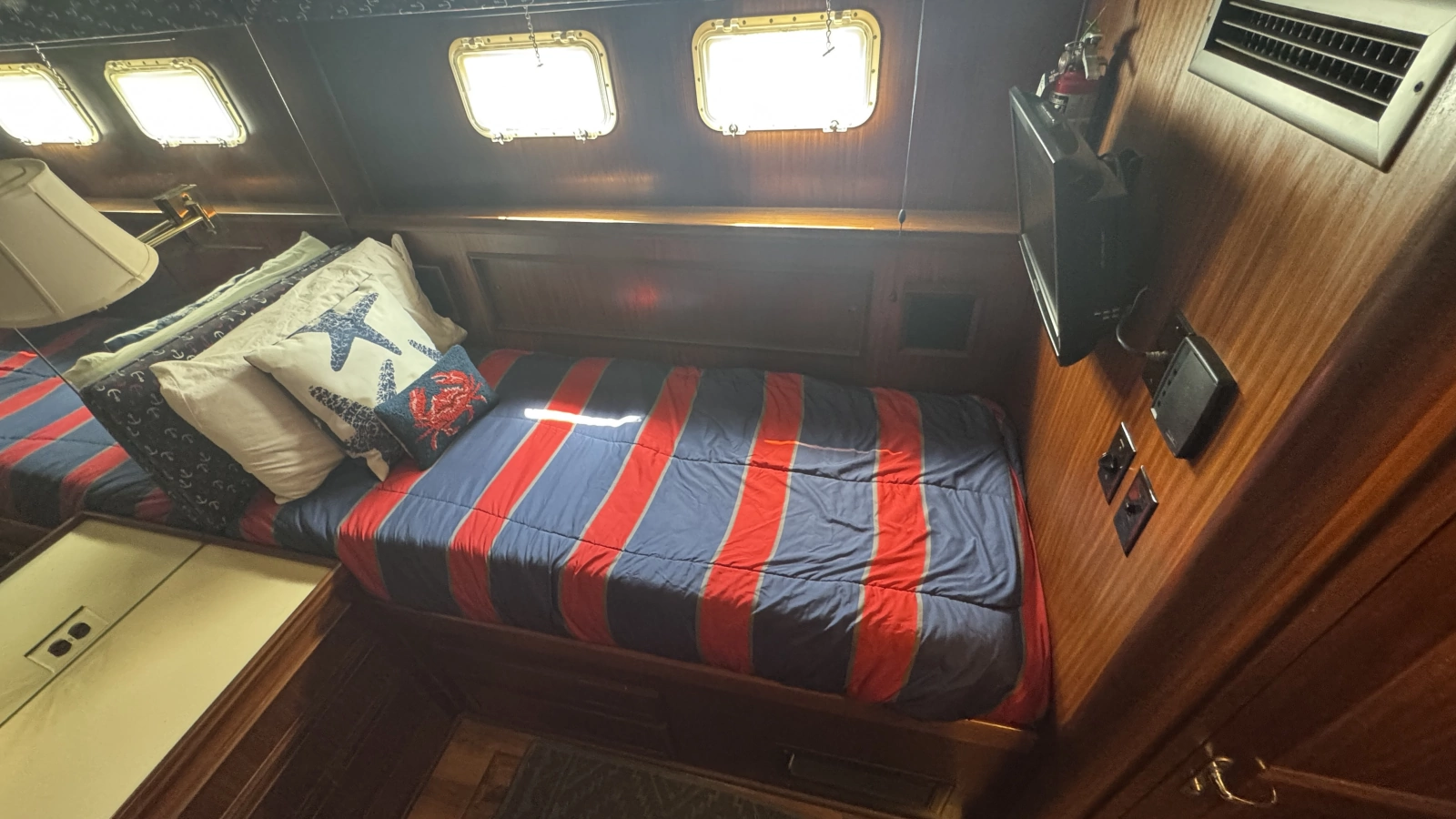 Midship Guest Stateroom - Twin Berths