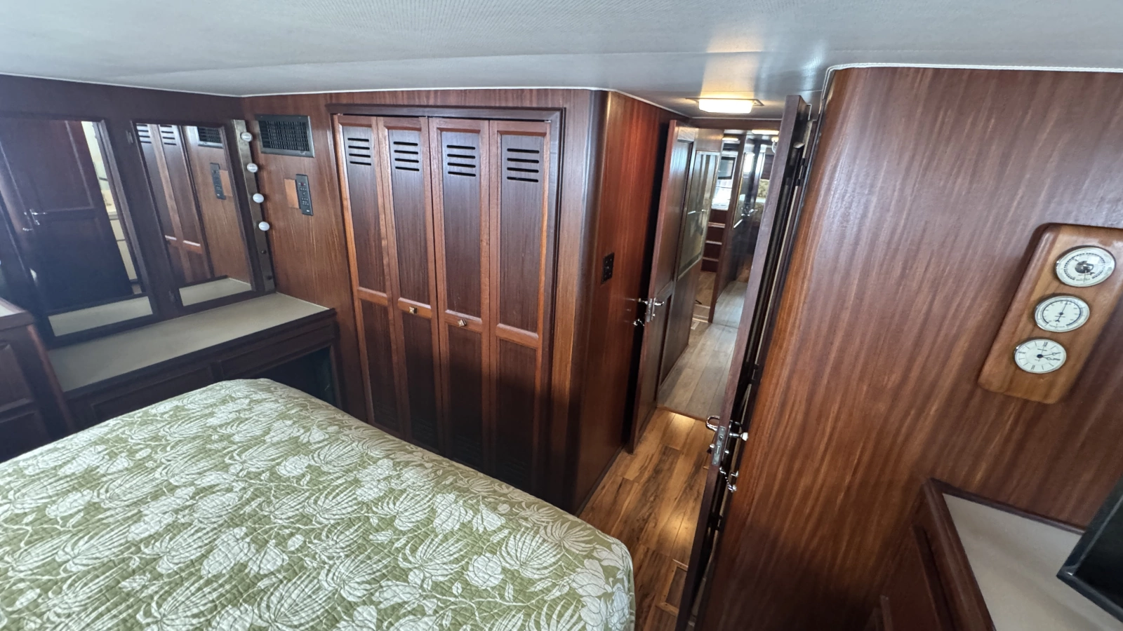 Full Beam Aft Owner's Stateroom