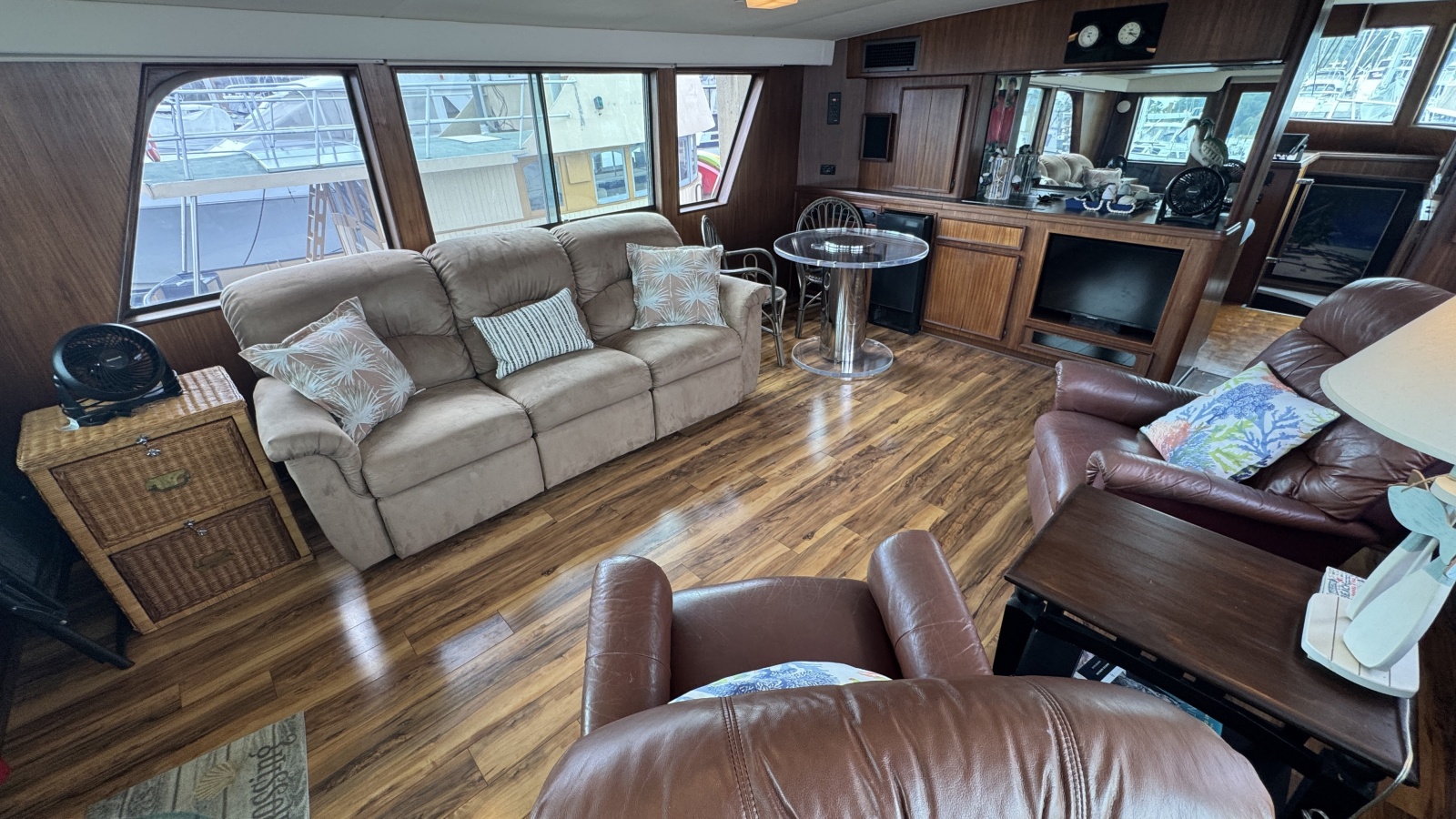 Salon Looking Port
