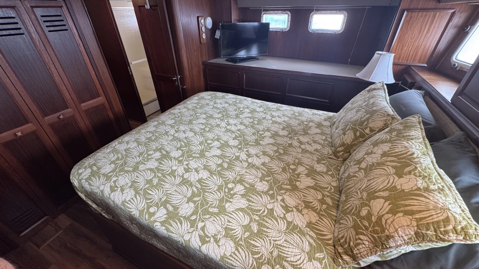 Full Beam Aft Owner's Stateroom