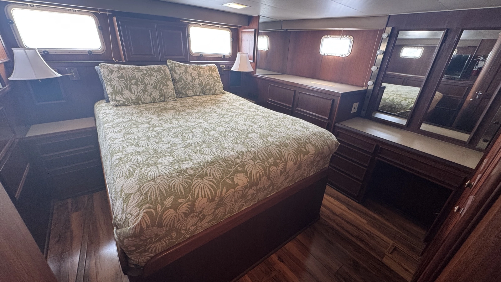 Full Beam Aft Owner's Stateroom
