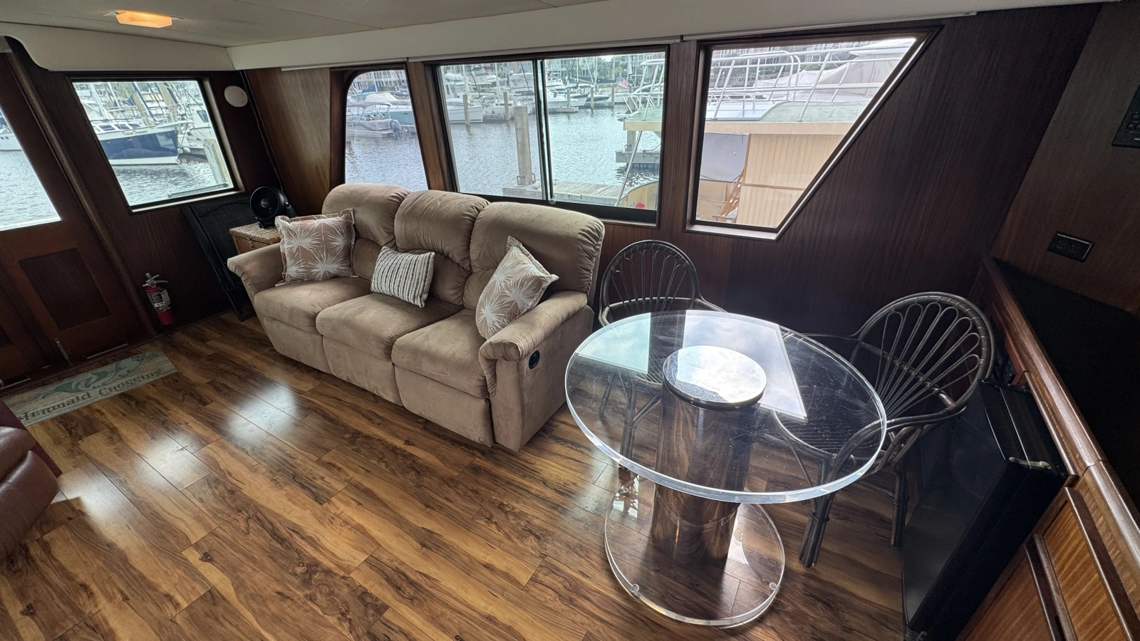Salon Looking Port
