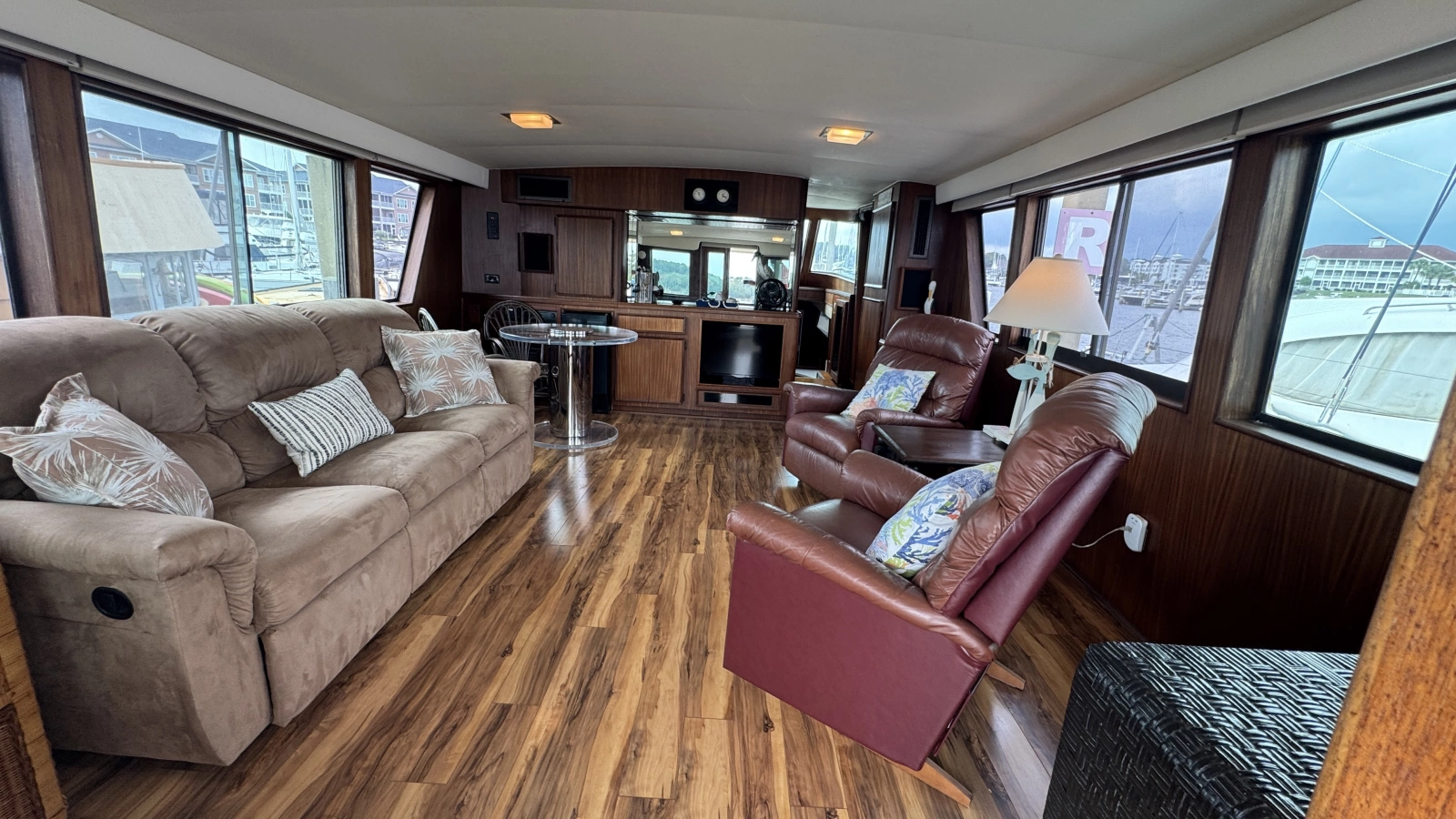 Salon - Forward View