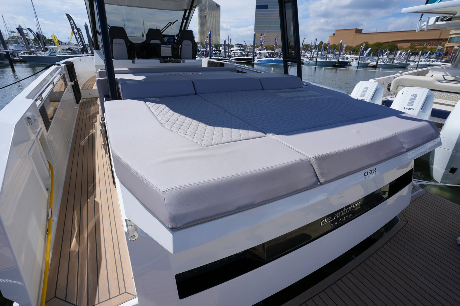 32ft De Antonio Yacht For Sale
