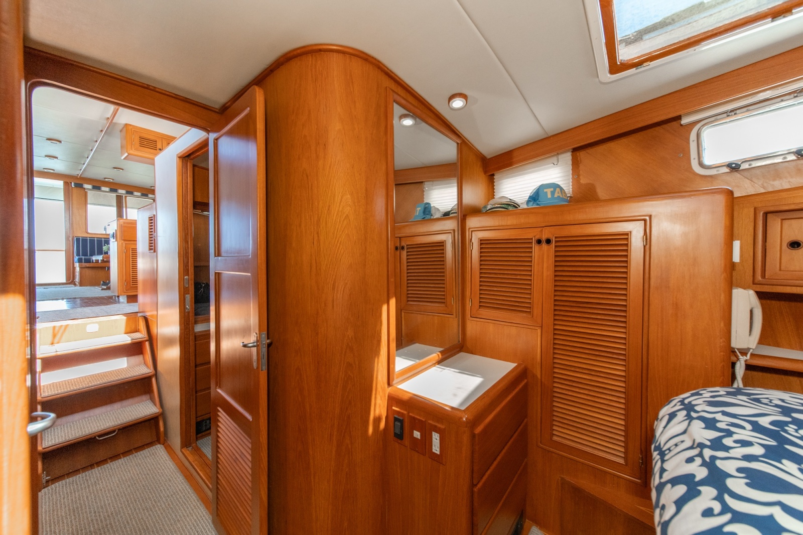 1999 Offshore Yachts 48 Sedan
