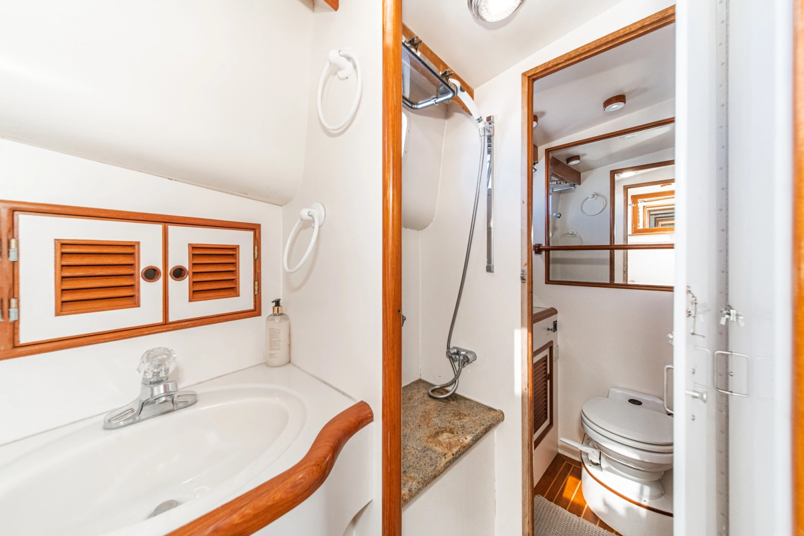 1999 Offshore Yachts 48 Sedan