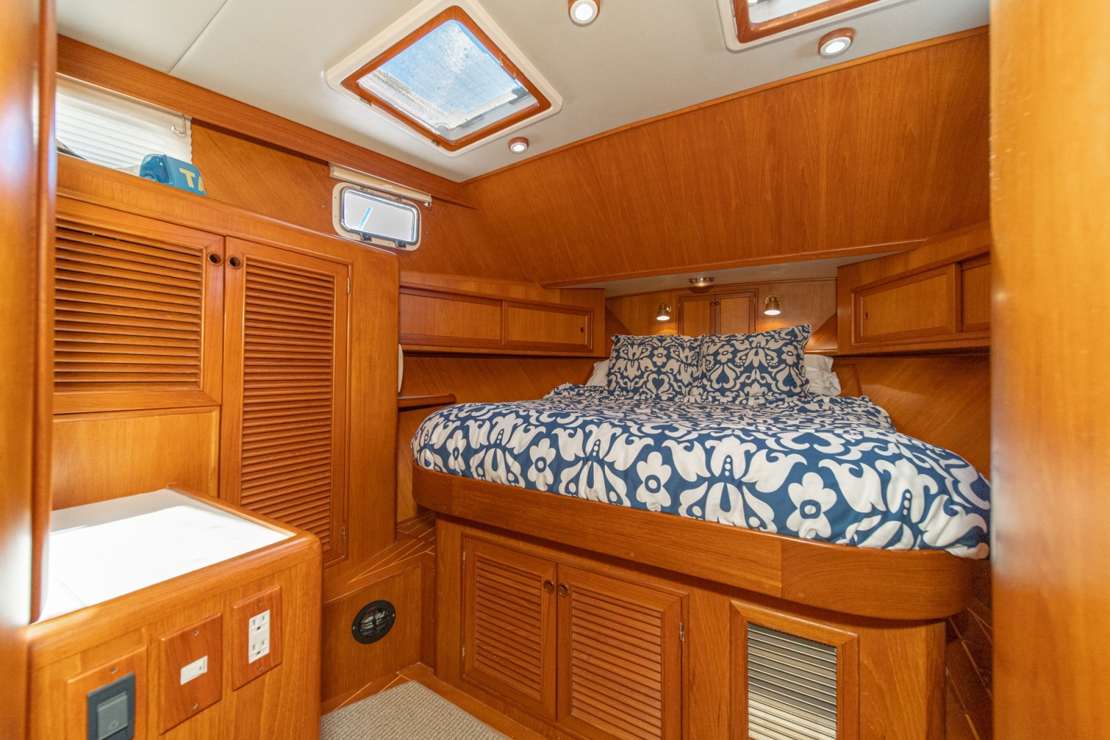 1999 Offshore Yachts 48 Sedan