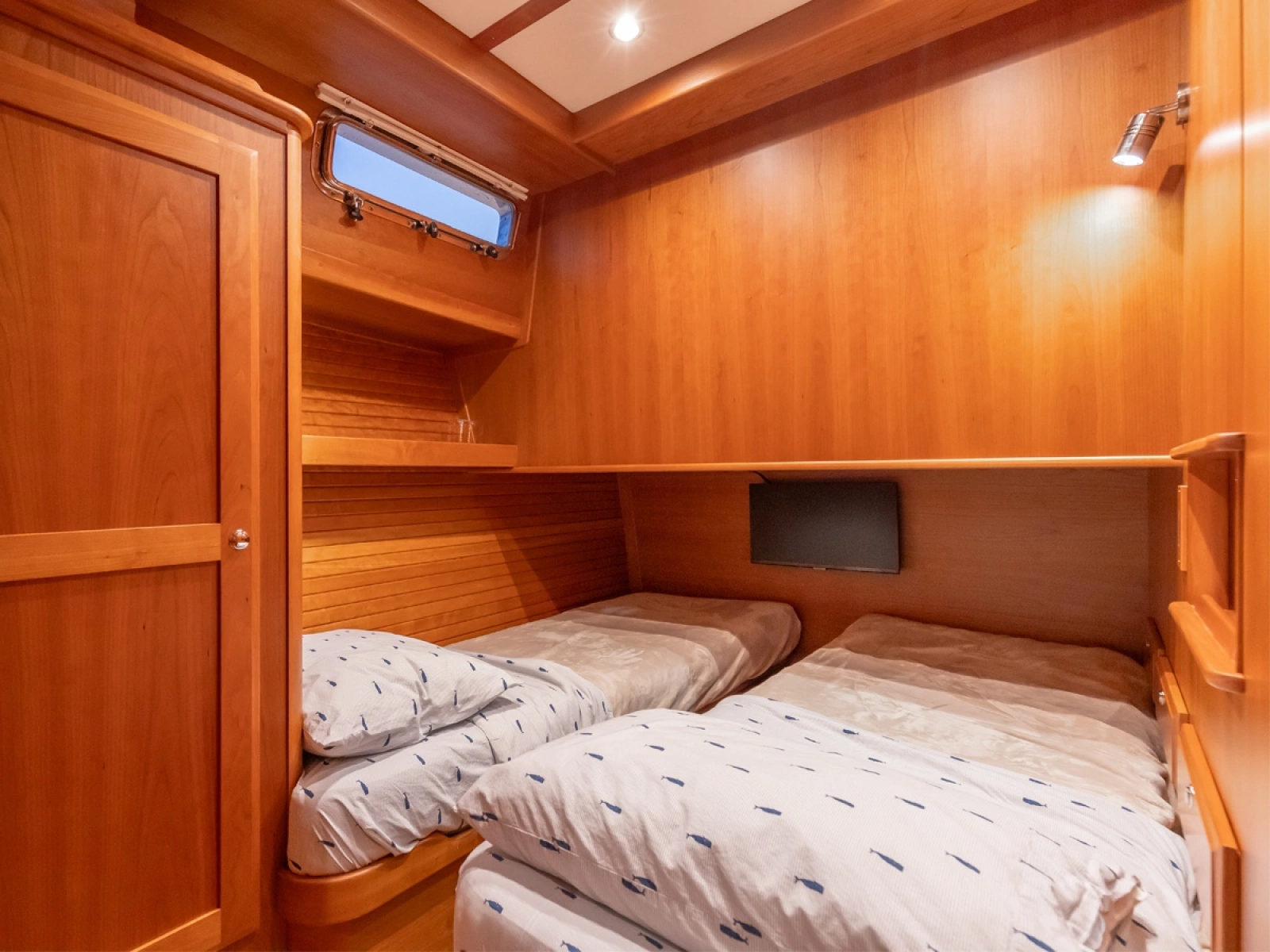 Guest Cabin with Convertible Berths