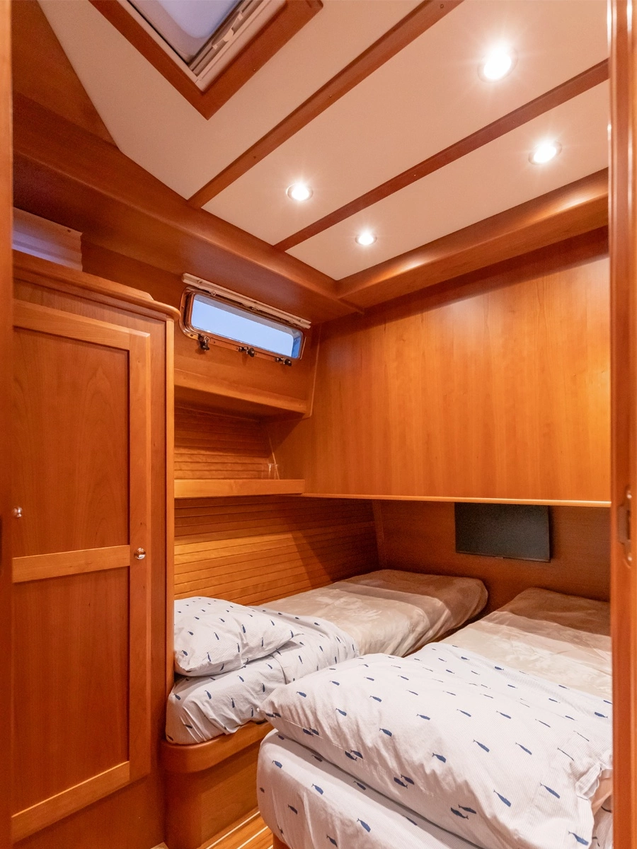 Guest Cabin with Convertible Berths