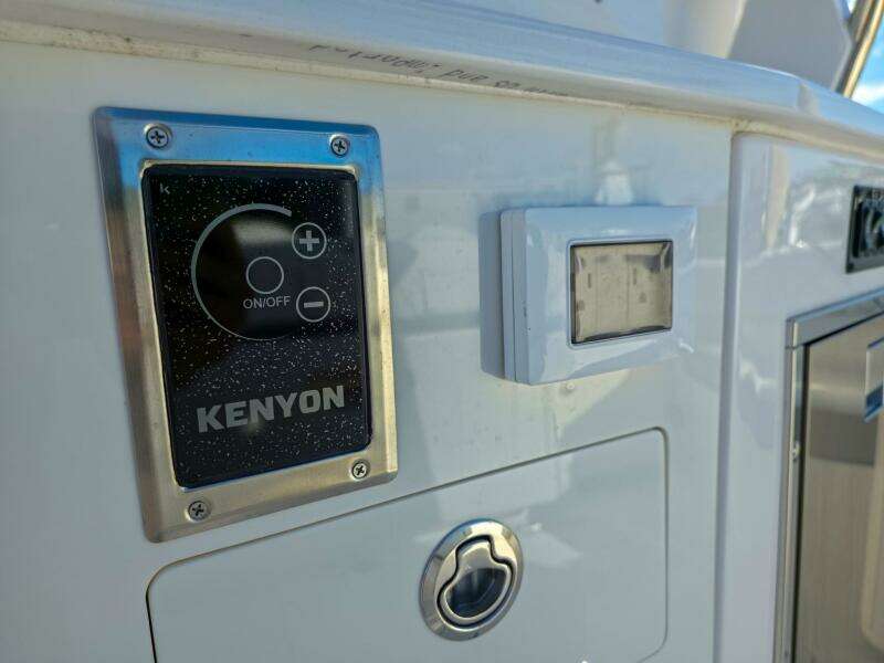 33ft Regal Yacht For Sale