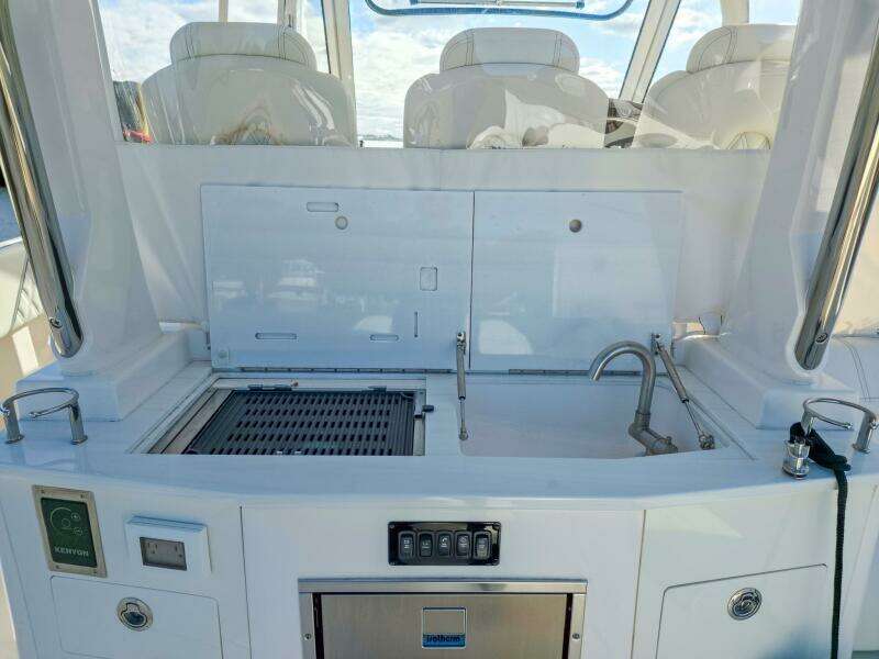 33ft Regal Yacht For Sale