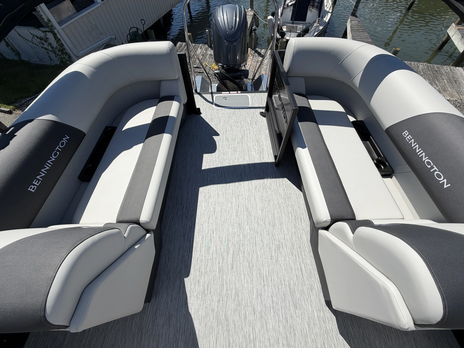 22ft Bennington Yacht For Sale