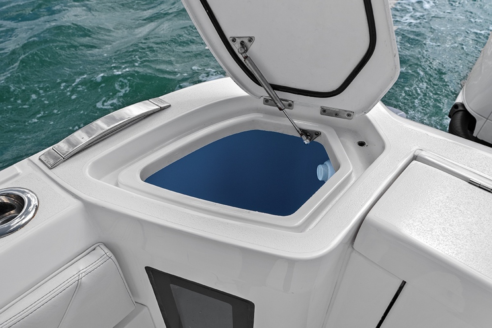 Stbd transom above deck baitwell