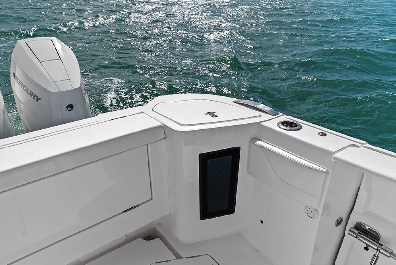 Port transom above deck baitwell