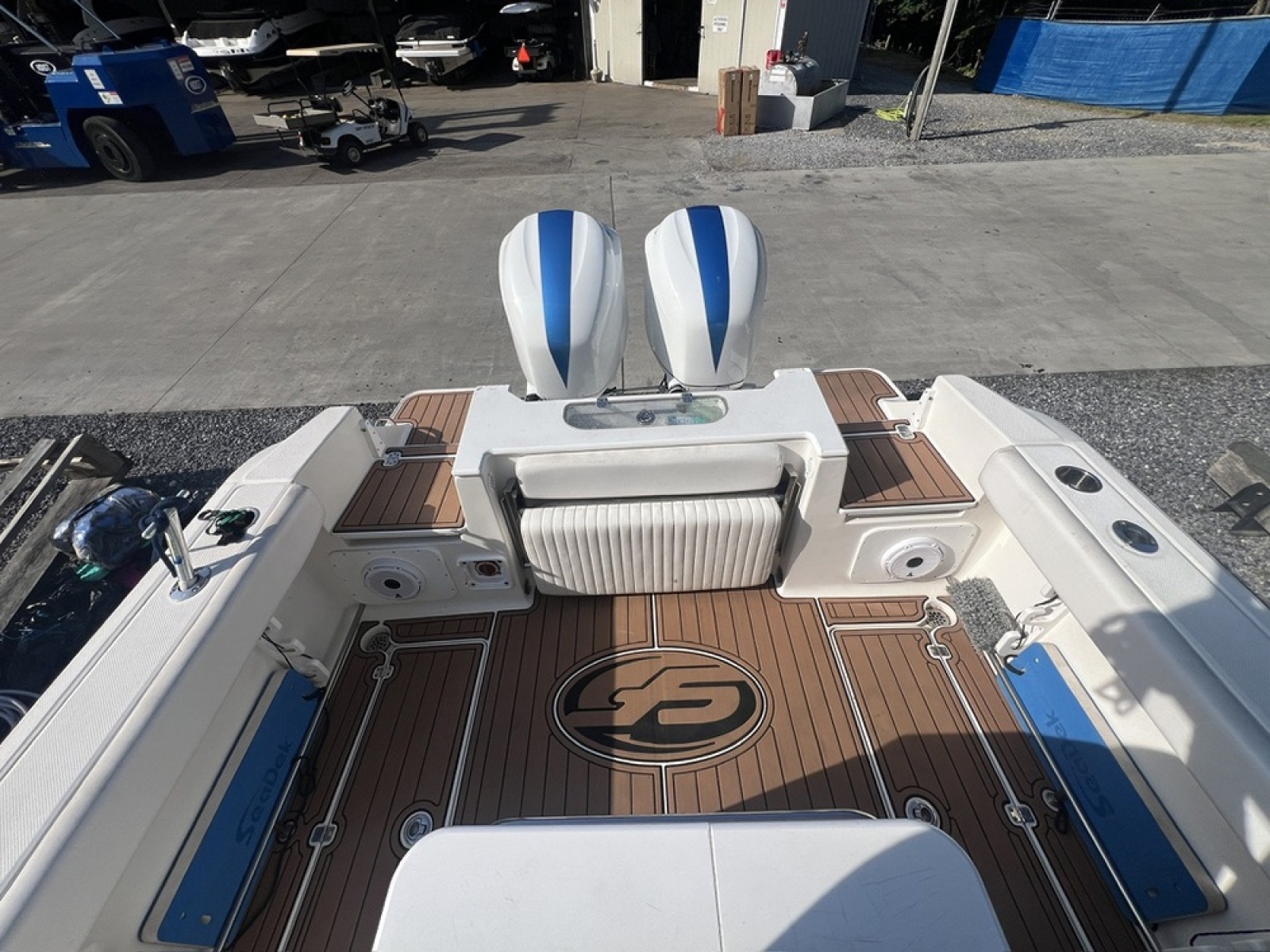 Cockpit (aft bench seat folded)