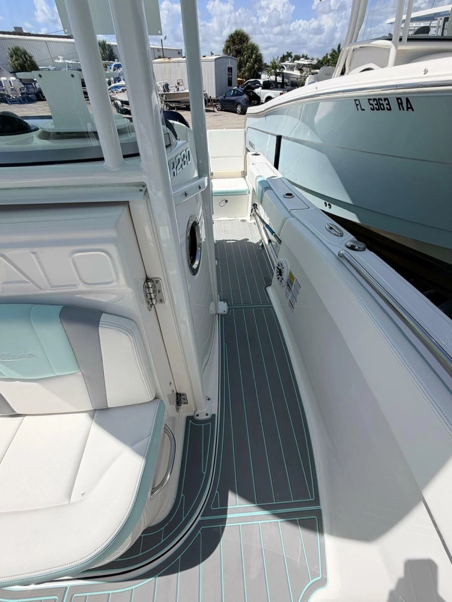 2023 Robalo R230