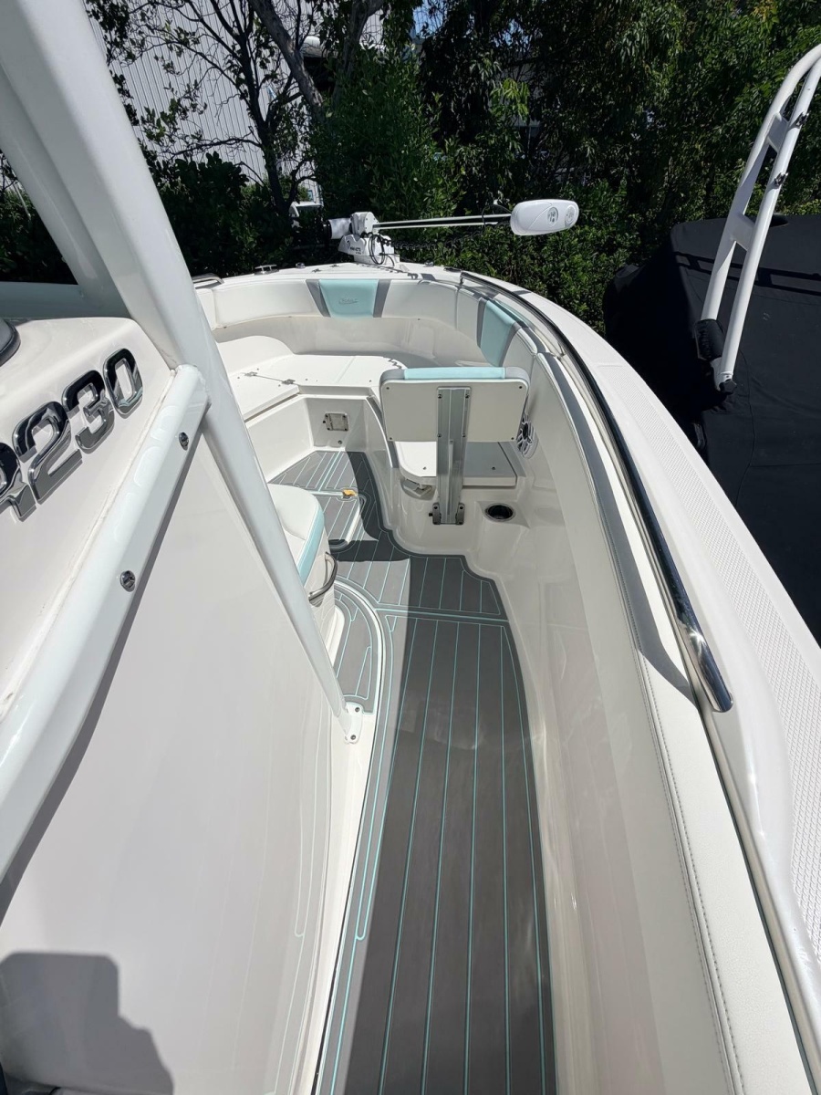 2023 Robalo R230