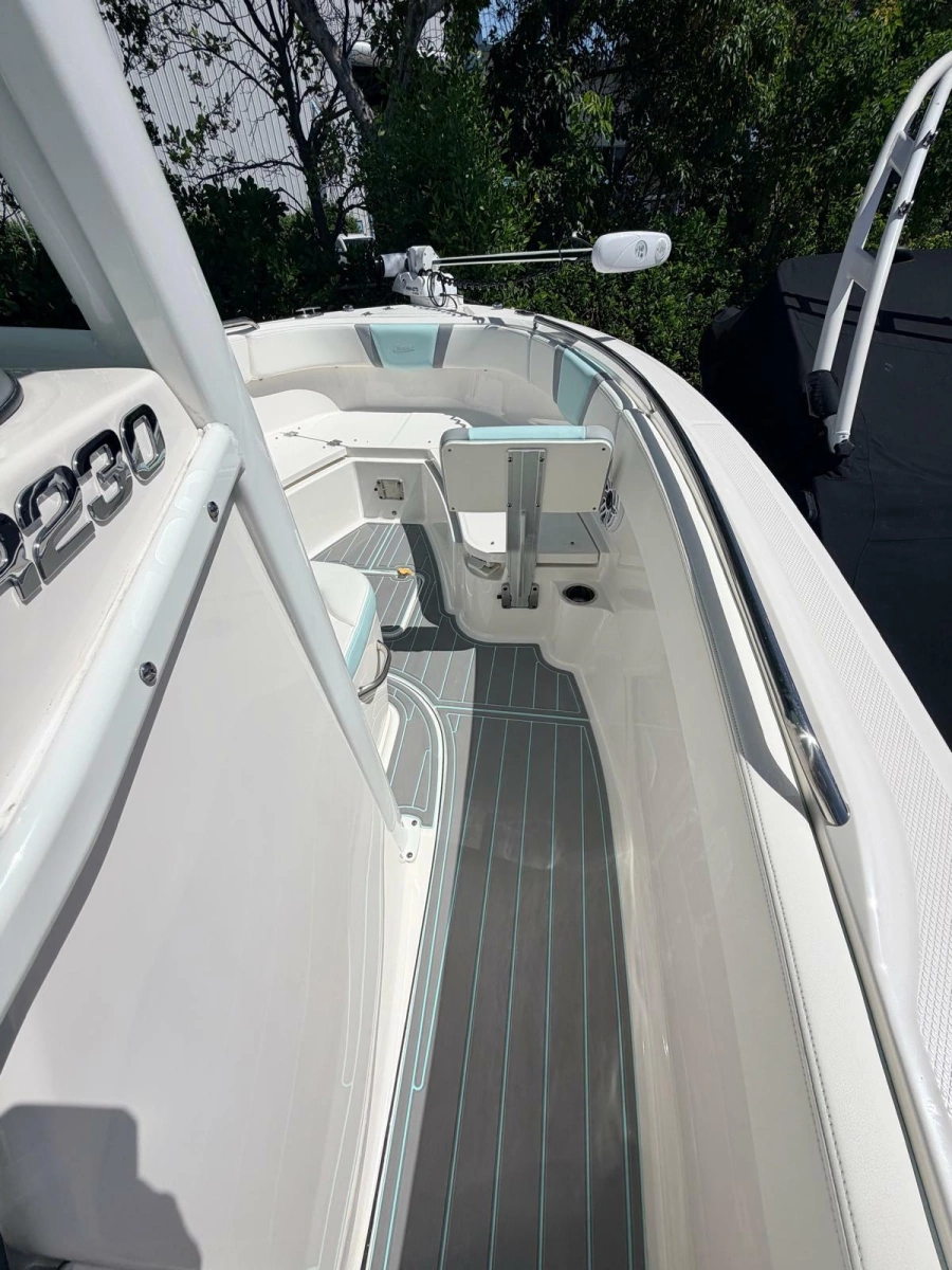 2023 Robalo R230