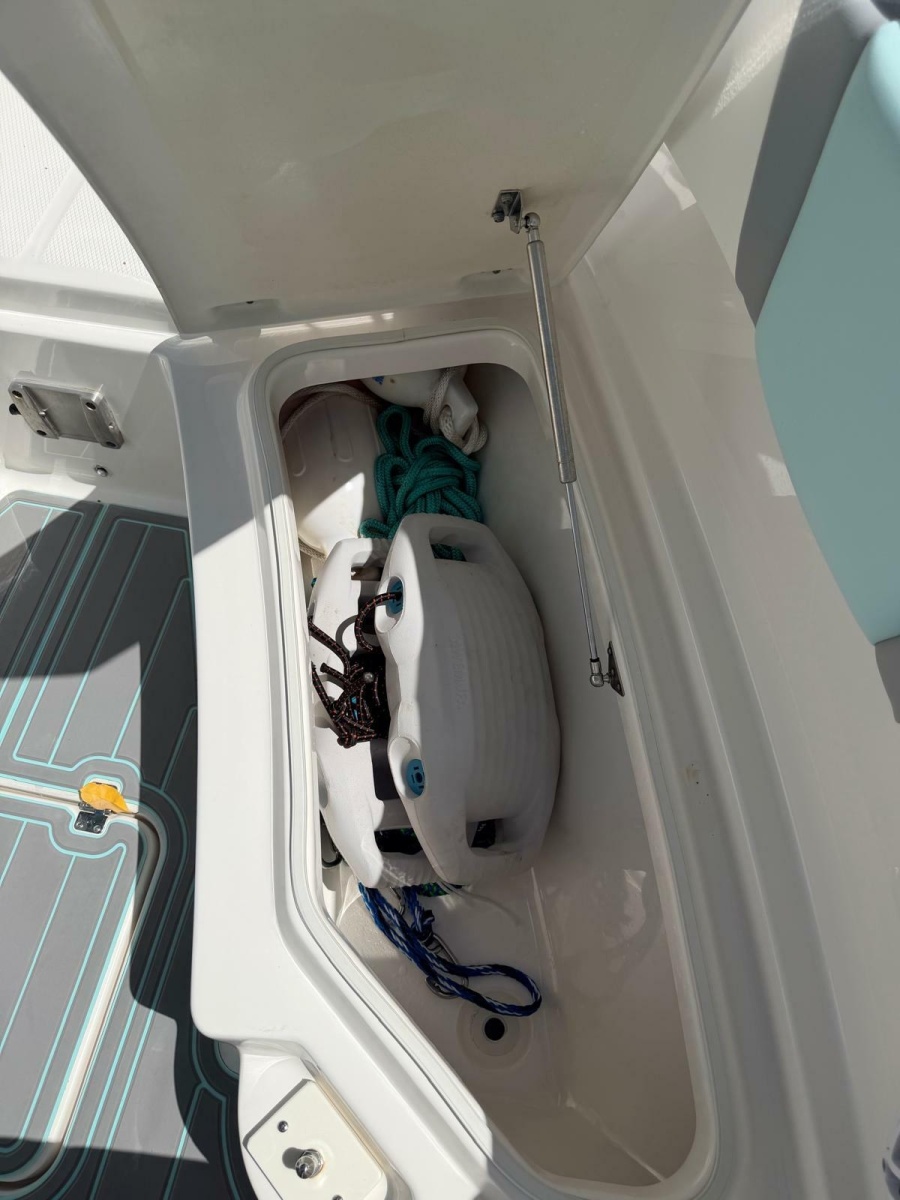 2023 Robalo R230