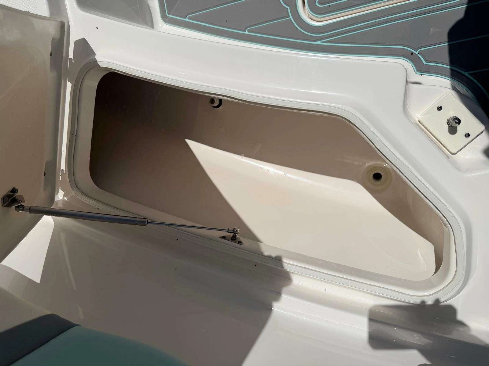 2023 Robalo R230