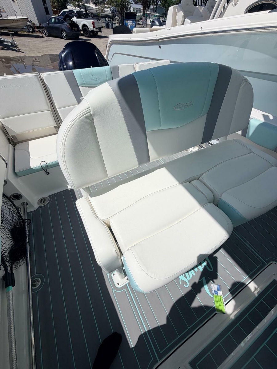 2023 Robalo R230