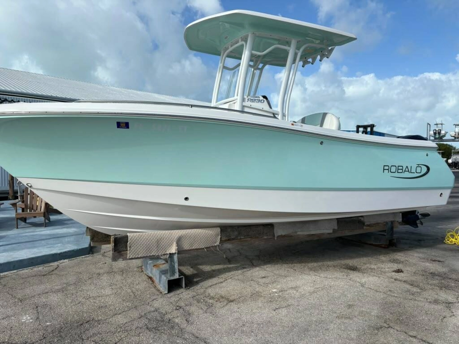 2023 Robalo R230