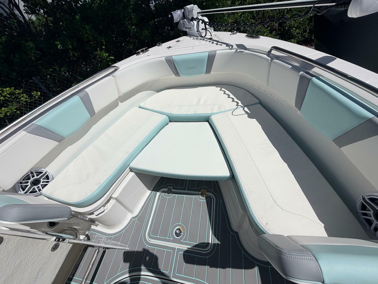 2023 Robalo R230