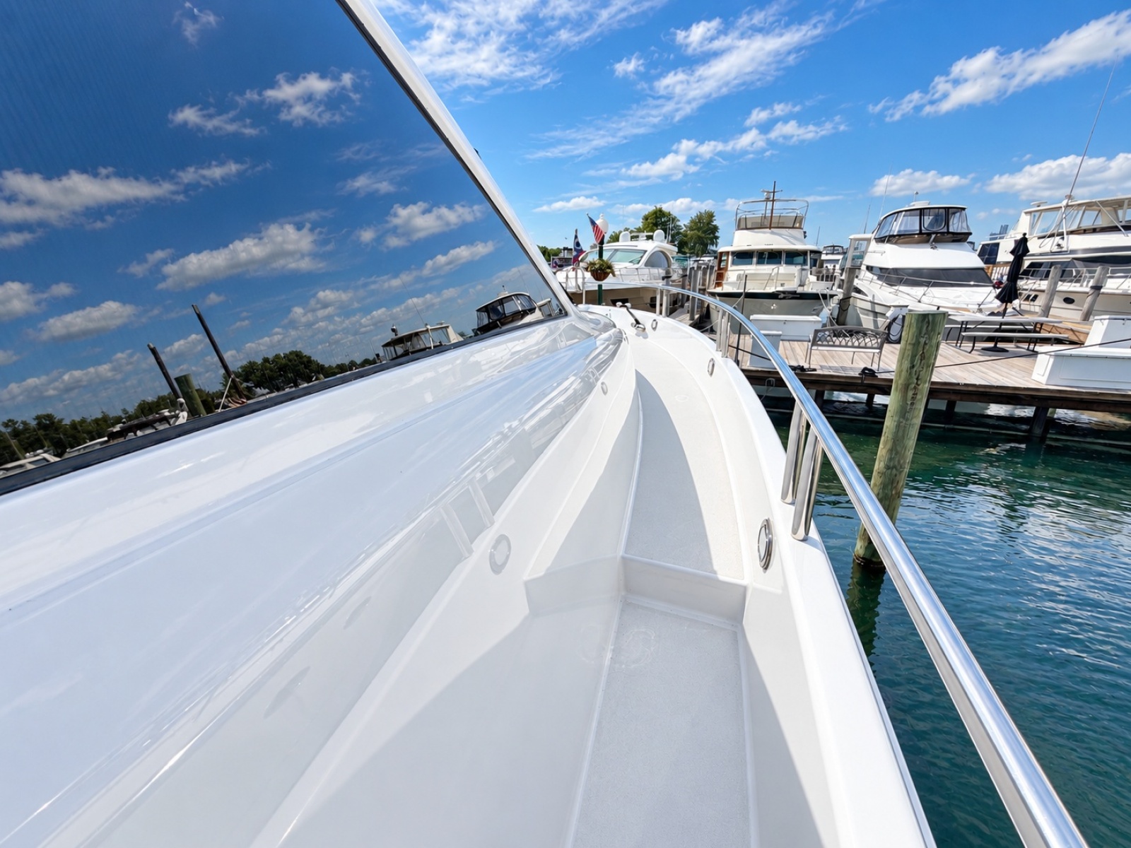 2002 Lazzara Yachts 80 Skylounge