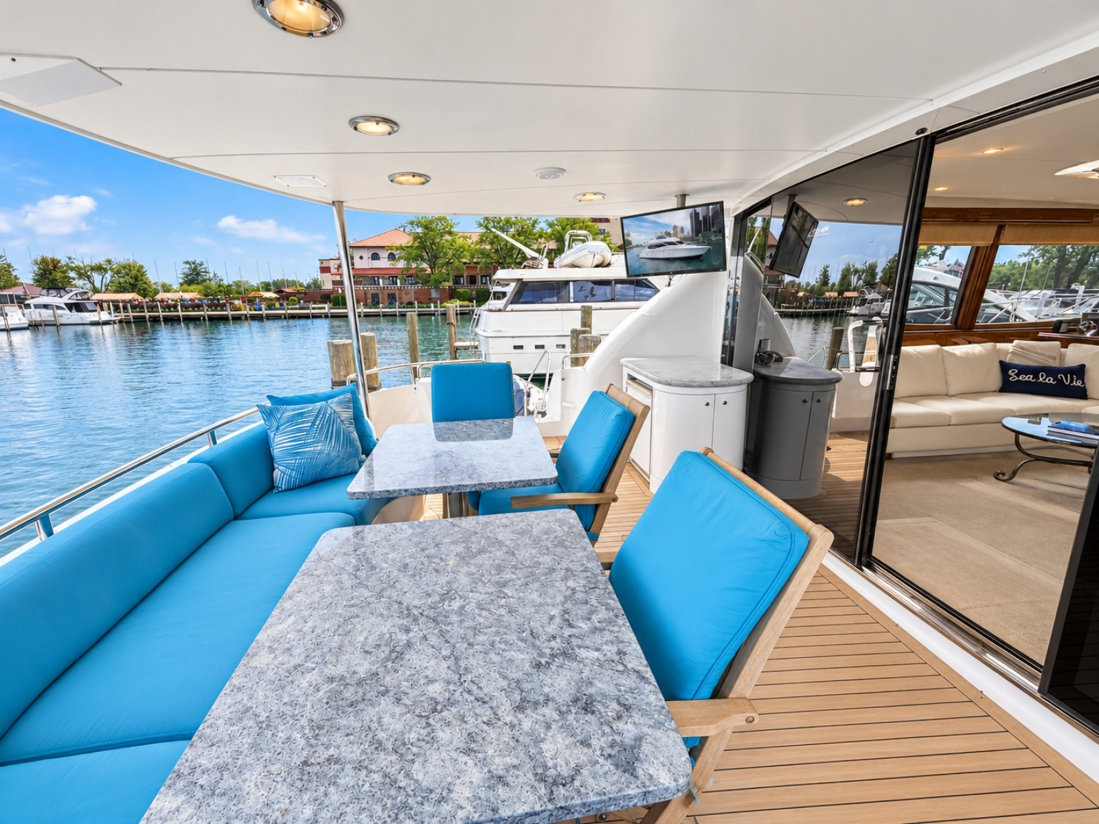 2002 Lazzara Yachts 80 Skylounge