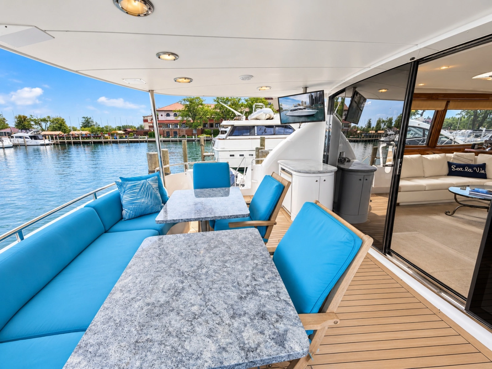2002 Lazzara Yachts 80 Skylounge