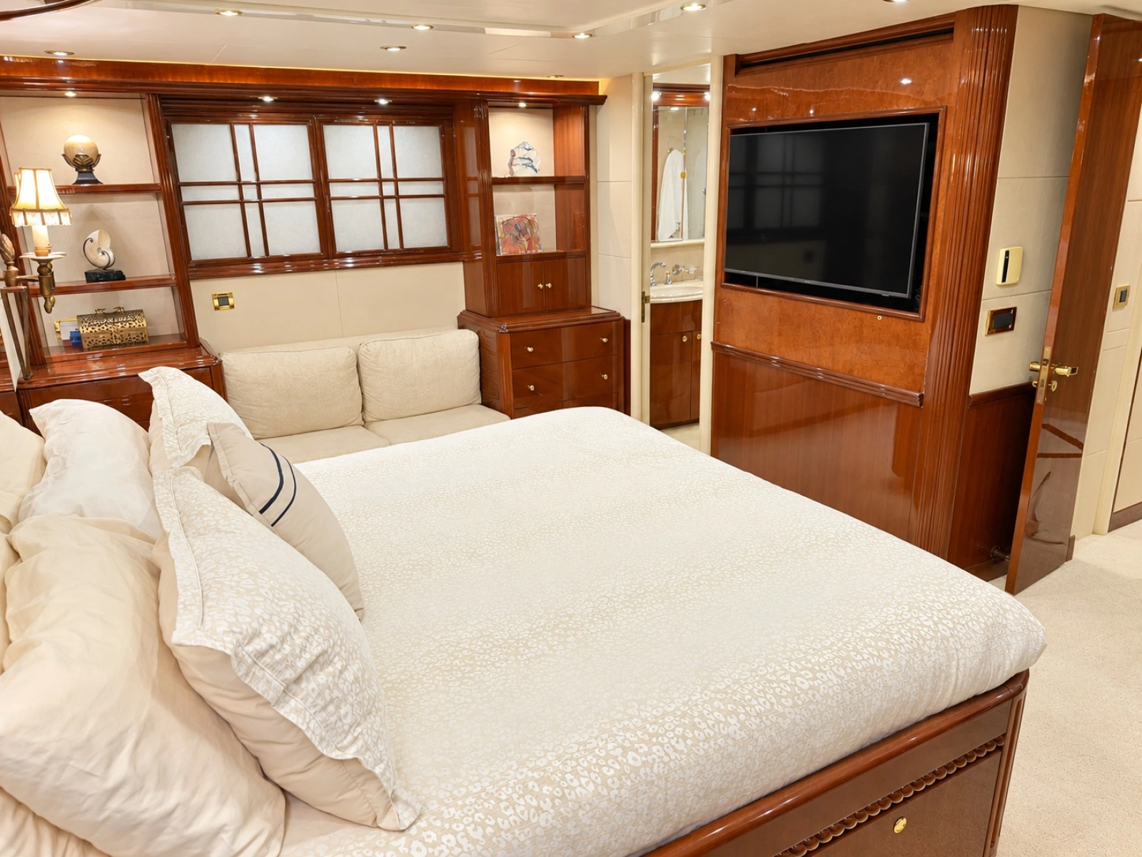 2002 Lazzara Yachts 80 Skylounge