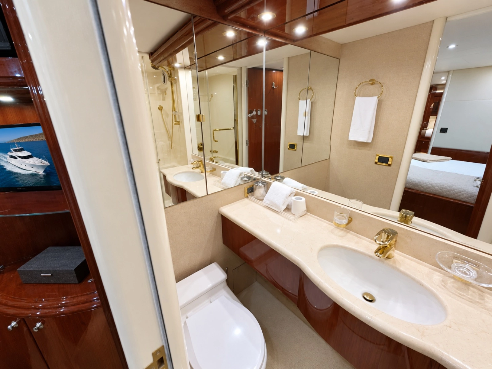 2002 Lazzara Yachts 80 Skylounge