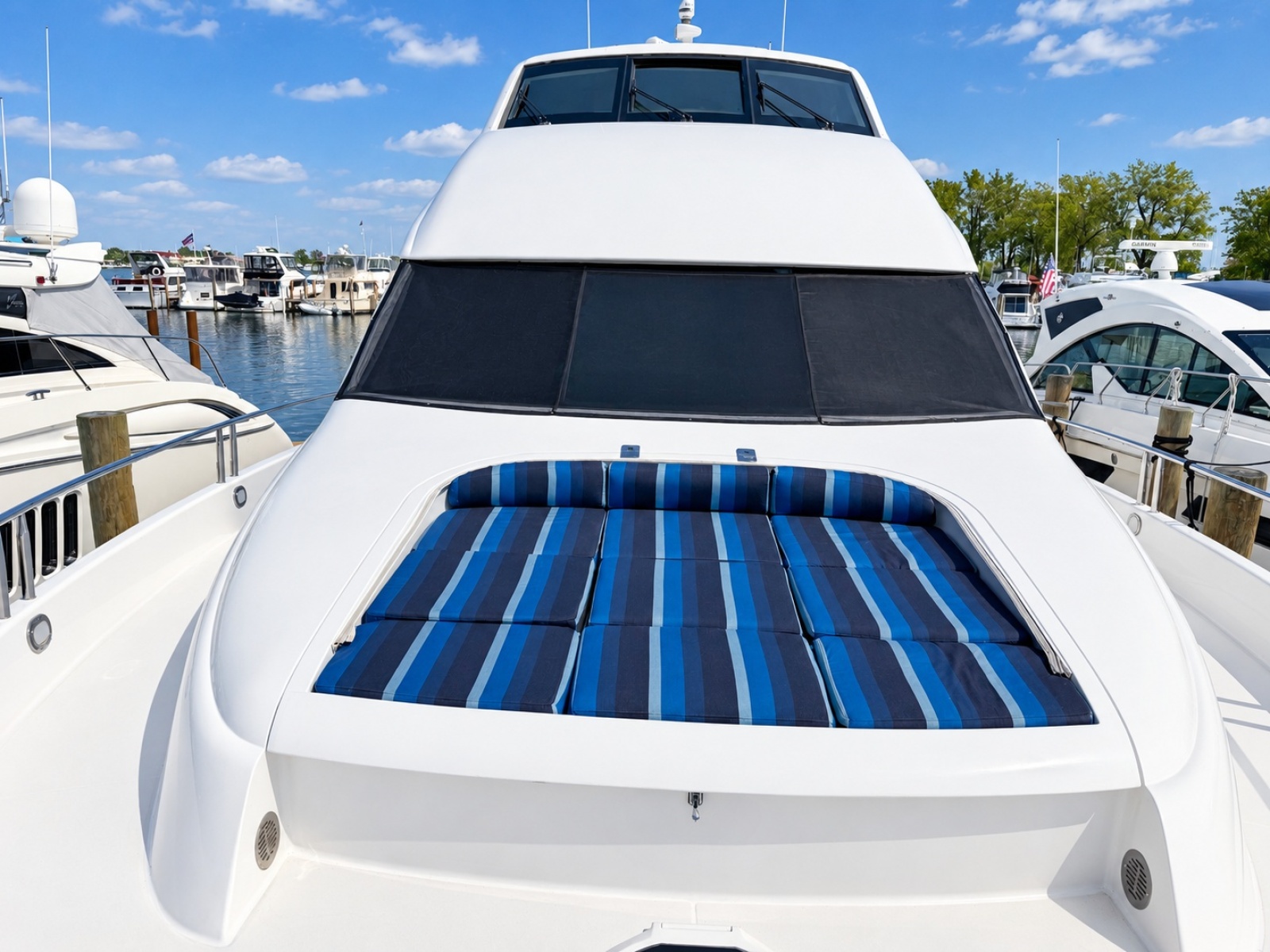 2002 Lazzara Yachts 80 Skylounge