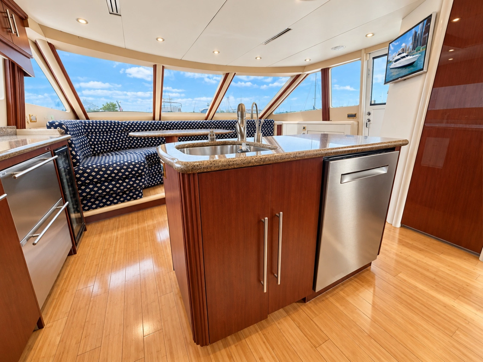 2002 Lazzara Yachts 80 Skylounge