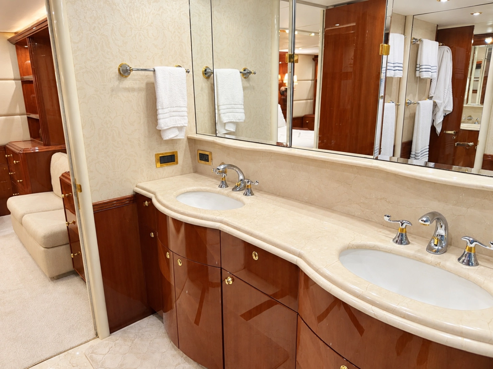 2002 Lazzara Yachts 80 Skylounge