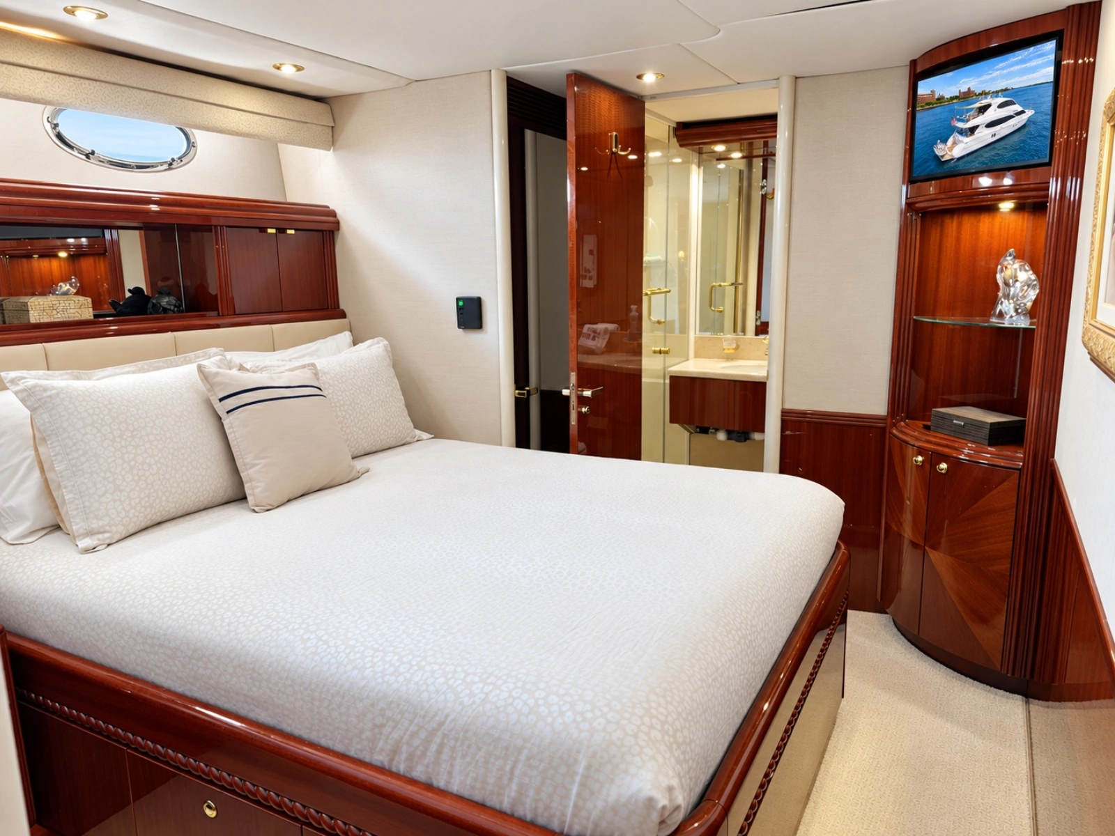 2002 Lazzara Yachts 80 Skylounge