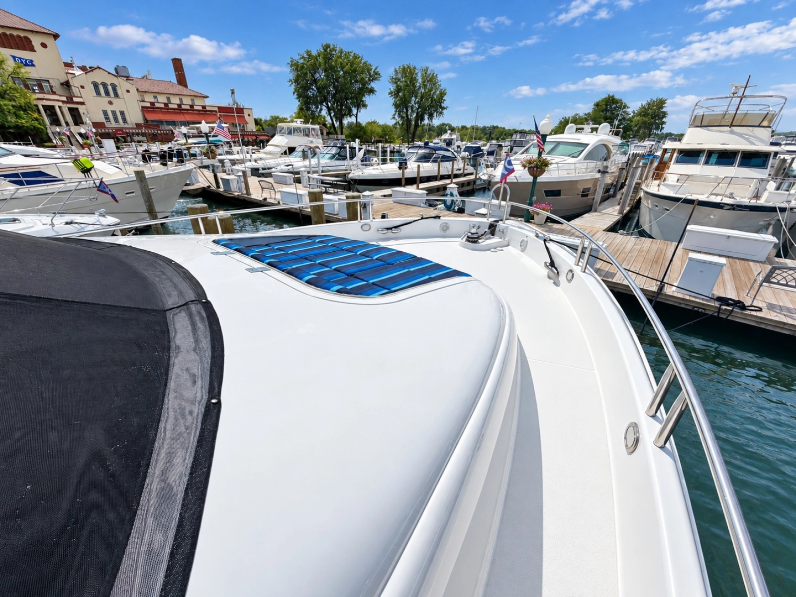 2002 Lazzara Yachts 80 Skylounge