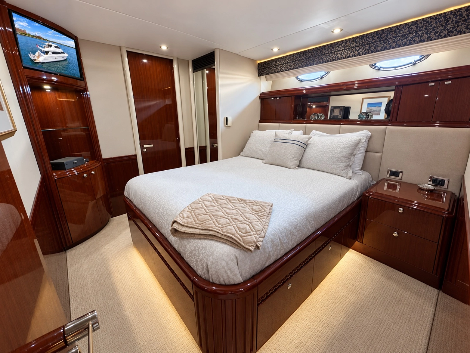 2002 Lazzara Yachts 80 Skylounge