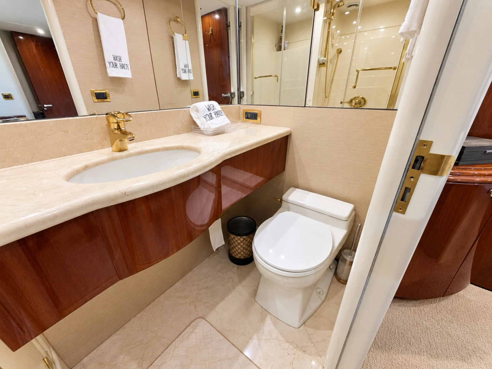 2002 Lazzara Yachts 80 Skylounge