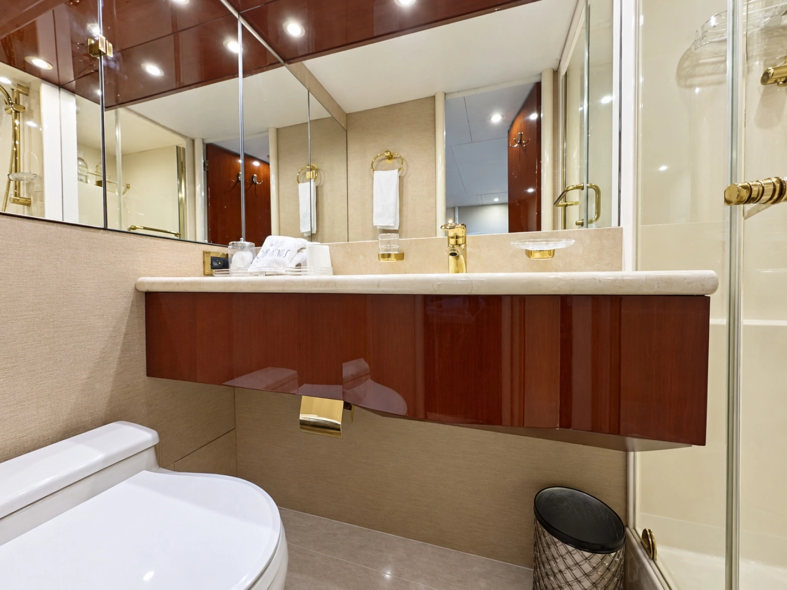 2002 Lazzara Yachts 80 Skylounge