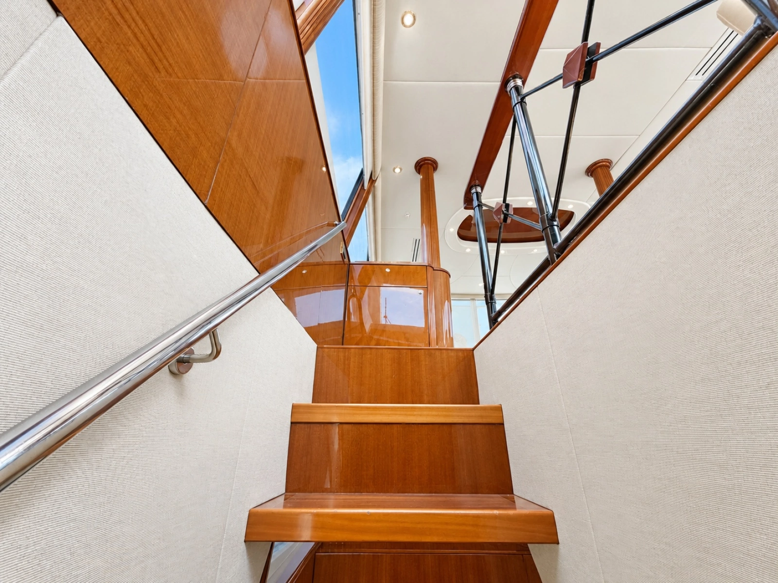 2002 Lazzara Yachts 80 Skylounge
