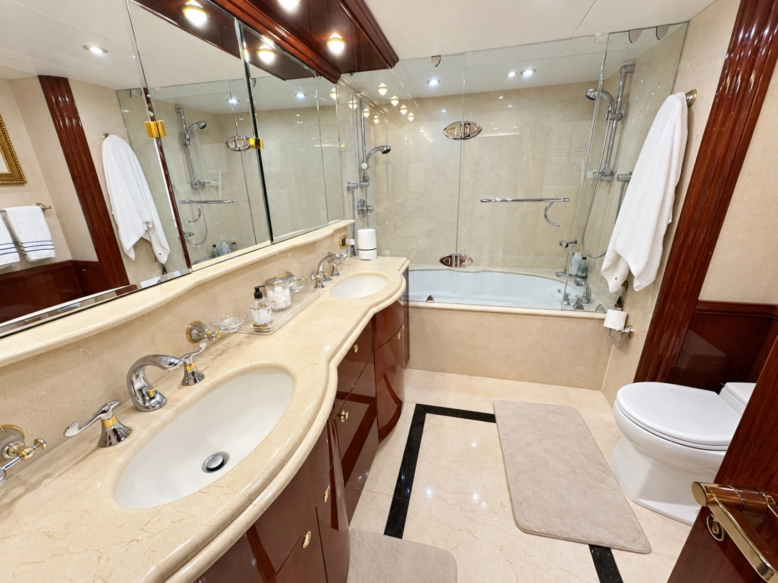 2002 Lazzara Yachts 80 Skylounge