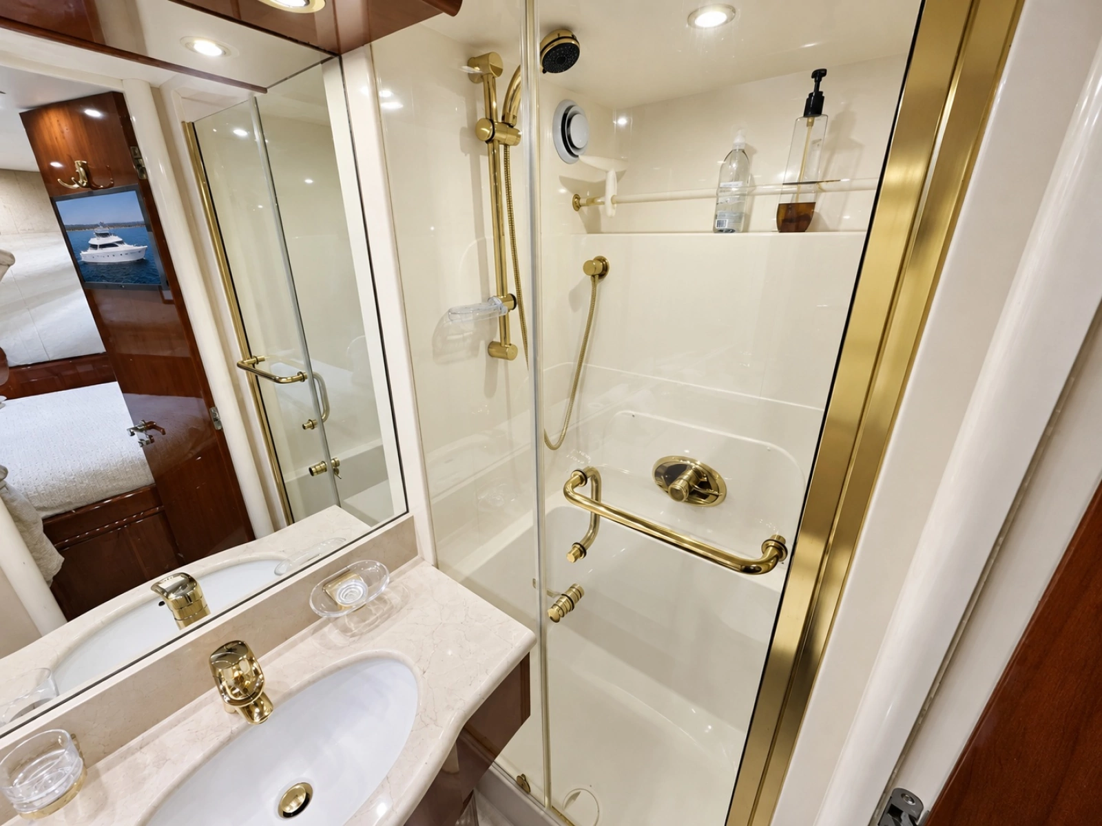 2002 Lazzara Yachts 80 Skylounge