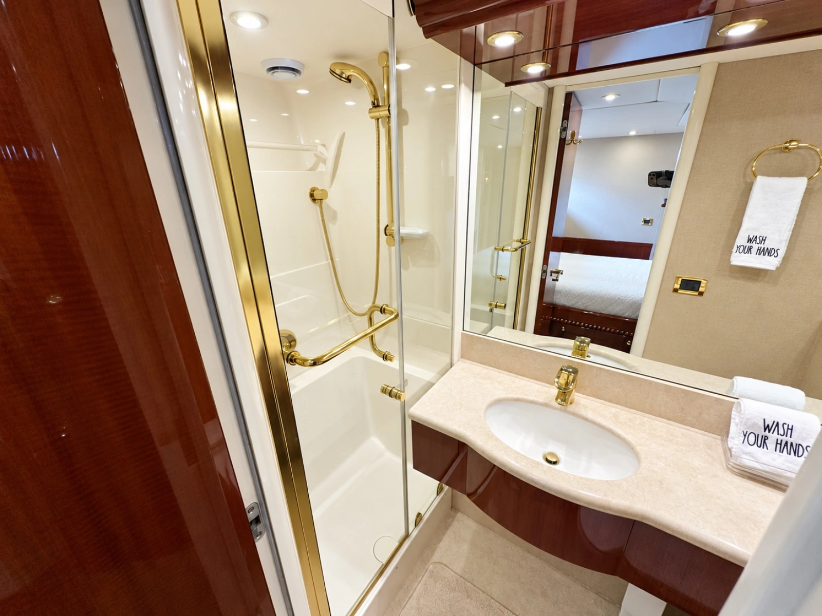 2002 Lazzara Yachts 80 Skylounge