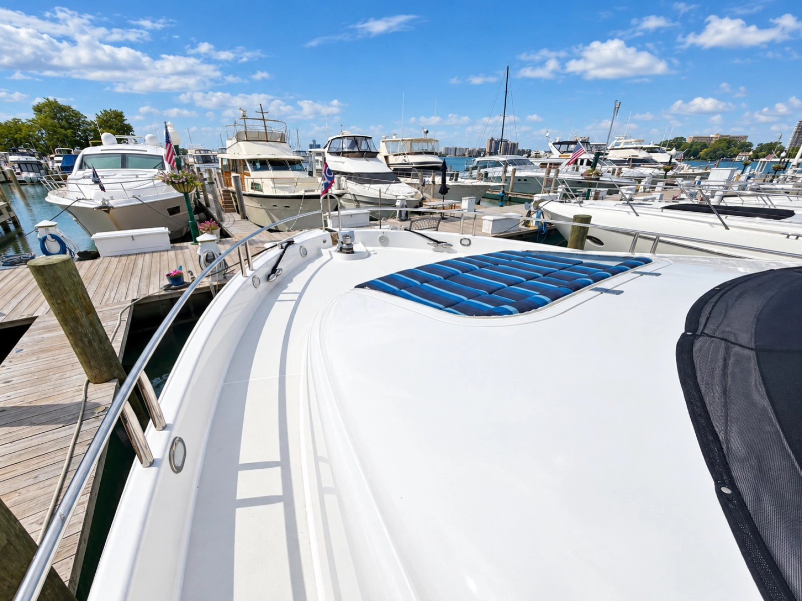 2002 Lazzara Yachts 80 Skylounge