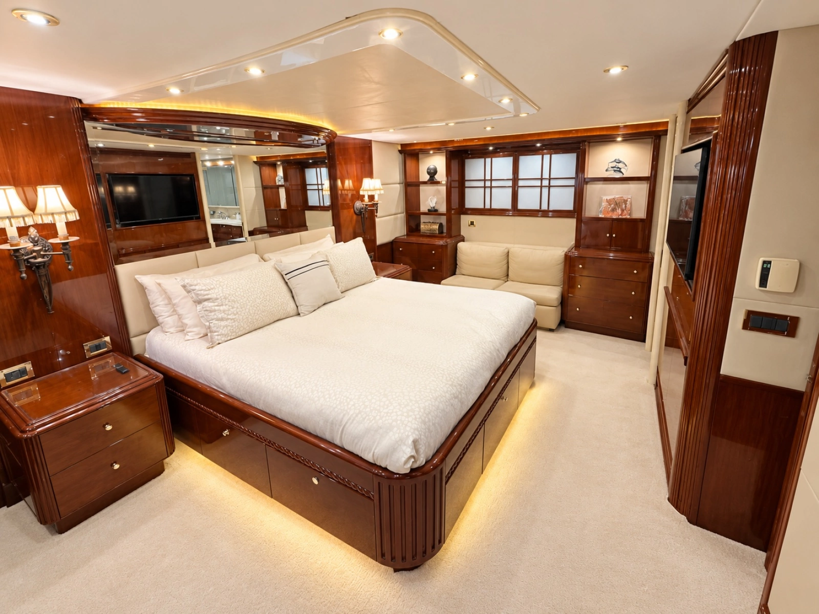 2002 Lazzara Yachts 80 Skylounge