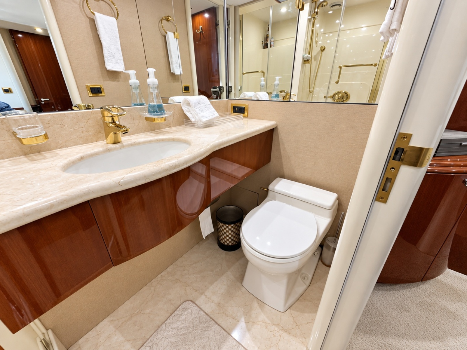 2002 Lazzara Yachts 80 Skylounge