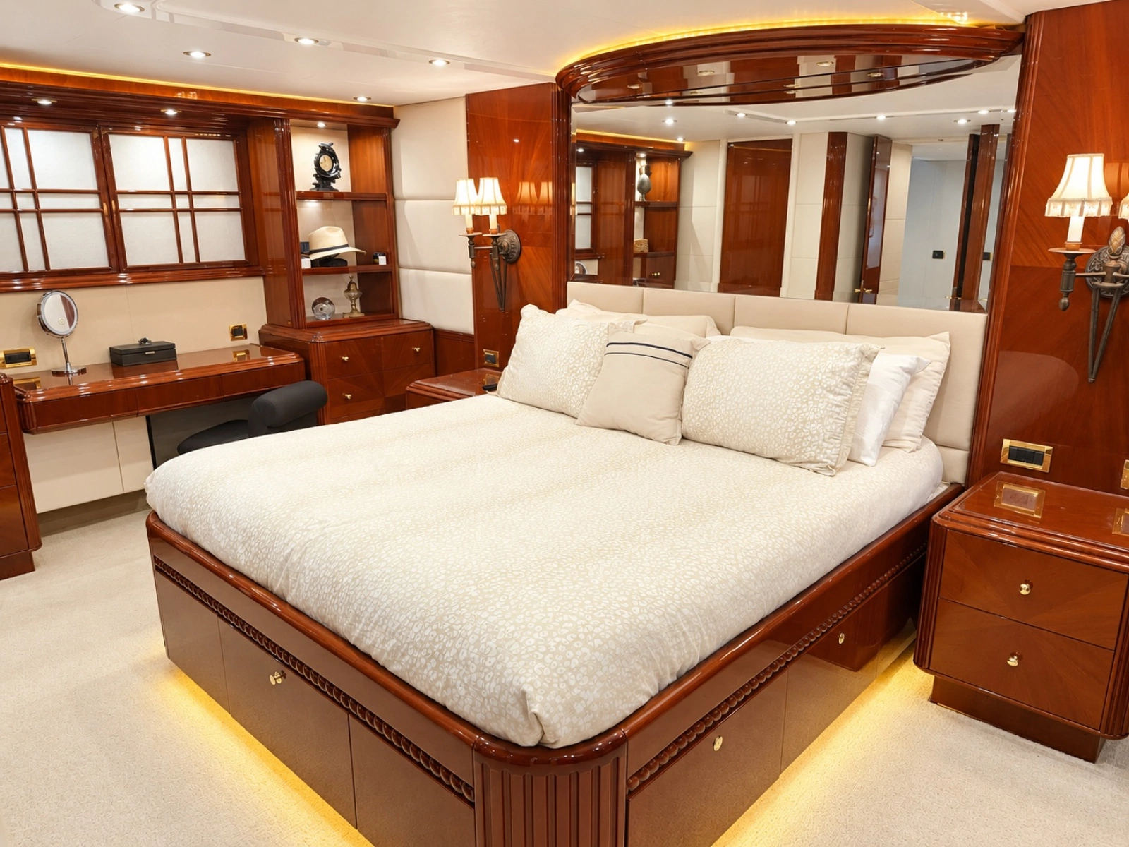 2002 Lazzara Yachts 80 Skylounge