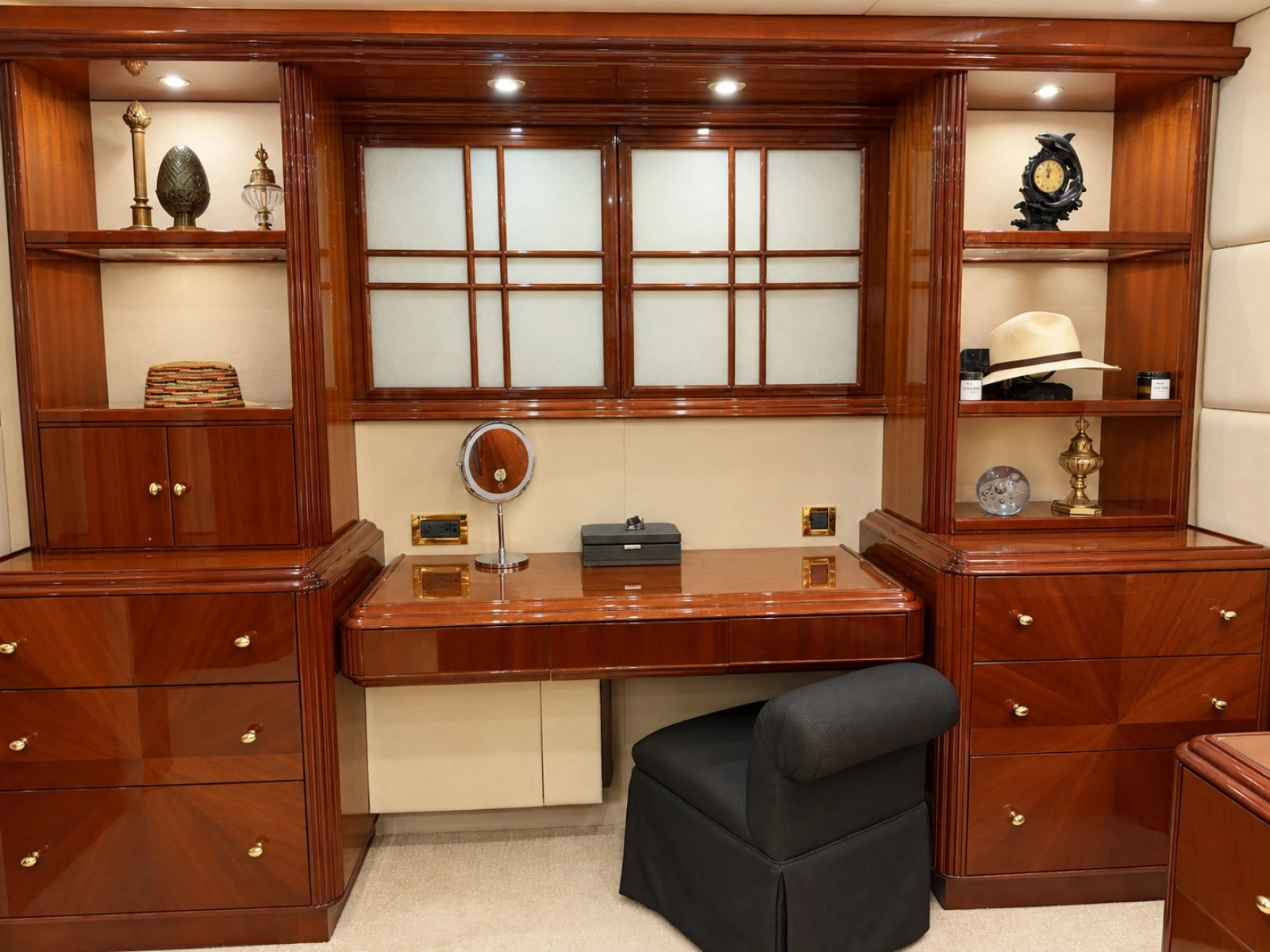 2002 Lazzara Yachts 80 Skylounge